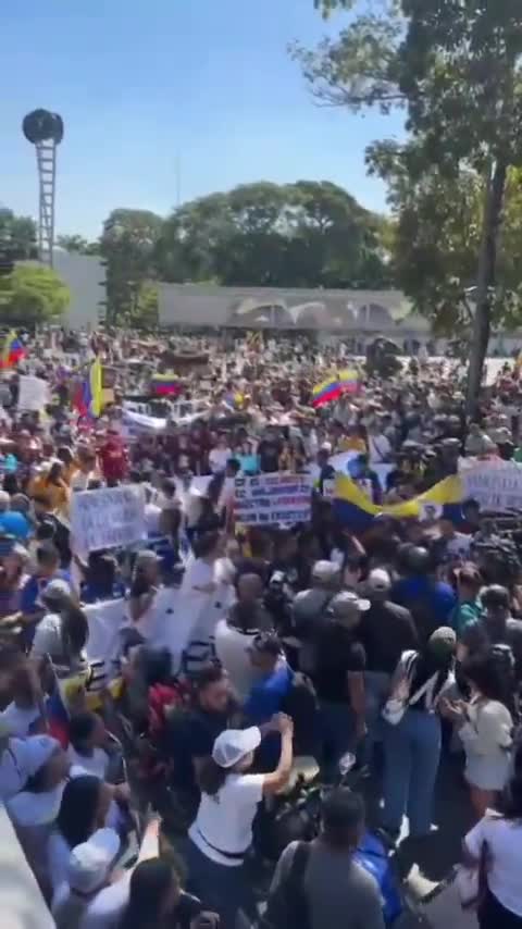 Protesting crowd at UCV in Caracas is rapidly growing. Hundreds of students and other protesters are already present
