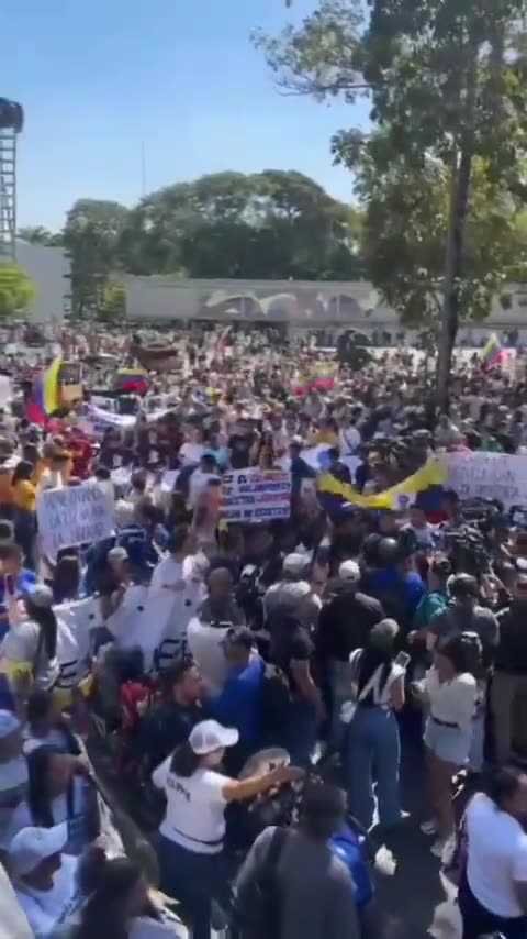 Protesting crowd at UCV in Caracas is rapidly growing. Hundreds of students and other protesters are already present
