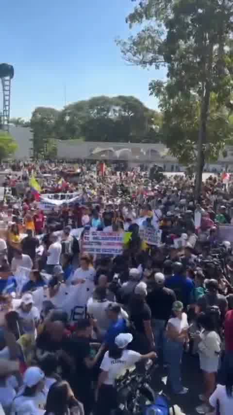 Protesting crowd at UCV in Caracas is rapidly growing. Hundreds of students and other protesters are already present