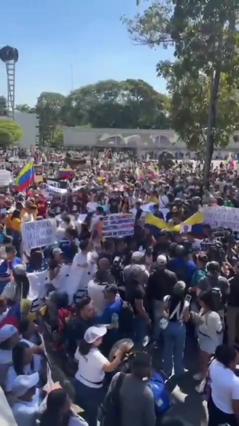 Protesting crowd at UCV in Caracas is rapidly growing. Hundreds of students and other protesters are already present