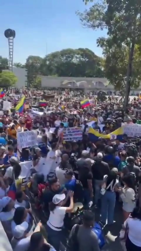 Protesting crowd at UCV in Caracas is rapidly growing. Hundreds of students and other protesters are already present