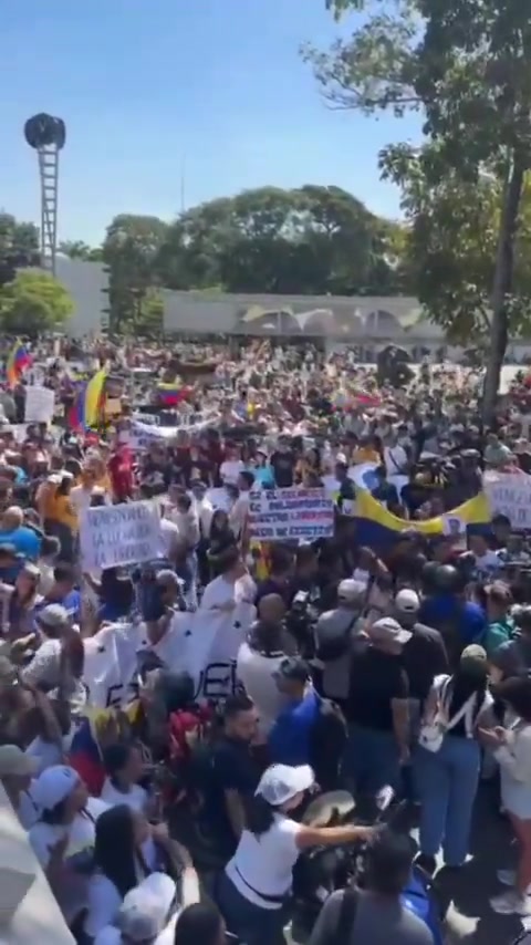 Protesting crowd at UCV in Caracas is rapidly growing. Hundreds of students and other protesters are already present