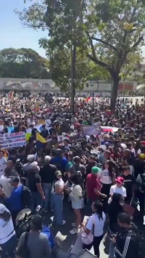 Protesting crowd at UCV in Caracas is rapidly growing. Hundreds of students and other protesters are already present