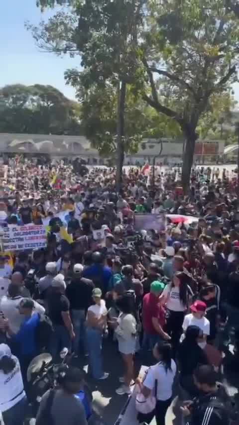 Protesting crowd at UCV in Caracas is rapidly growing. Hundreds of students and other protesters are already present