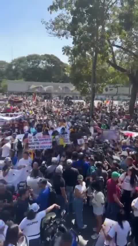 Protesting crowd at UCV in Caracas is rapidly growing. Hundreds of students and other protesters are already present