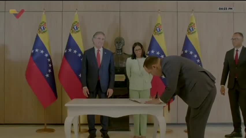 Delcy Rodríguez signs agreement with British oil company Shell