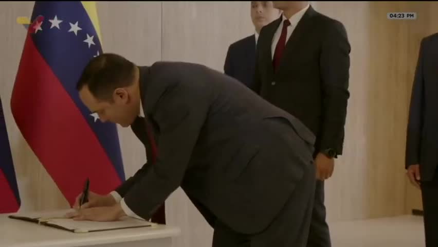 Delcy Rodríguez signs agreement with British oil company Shell