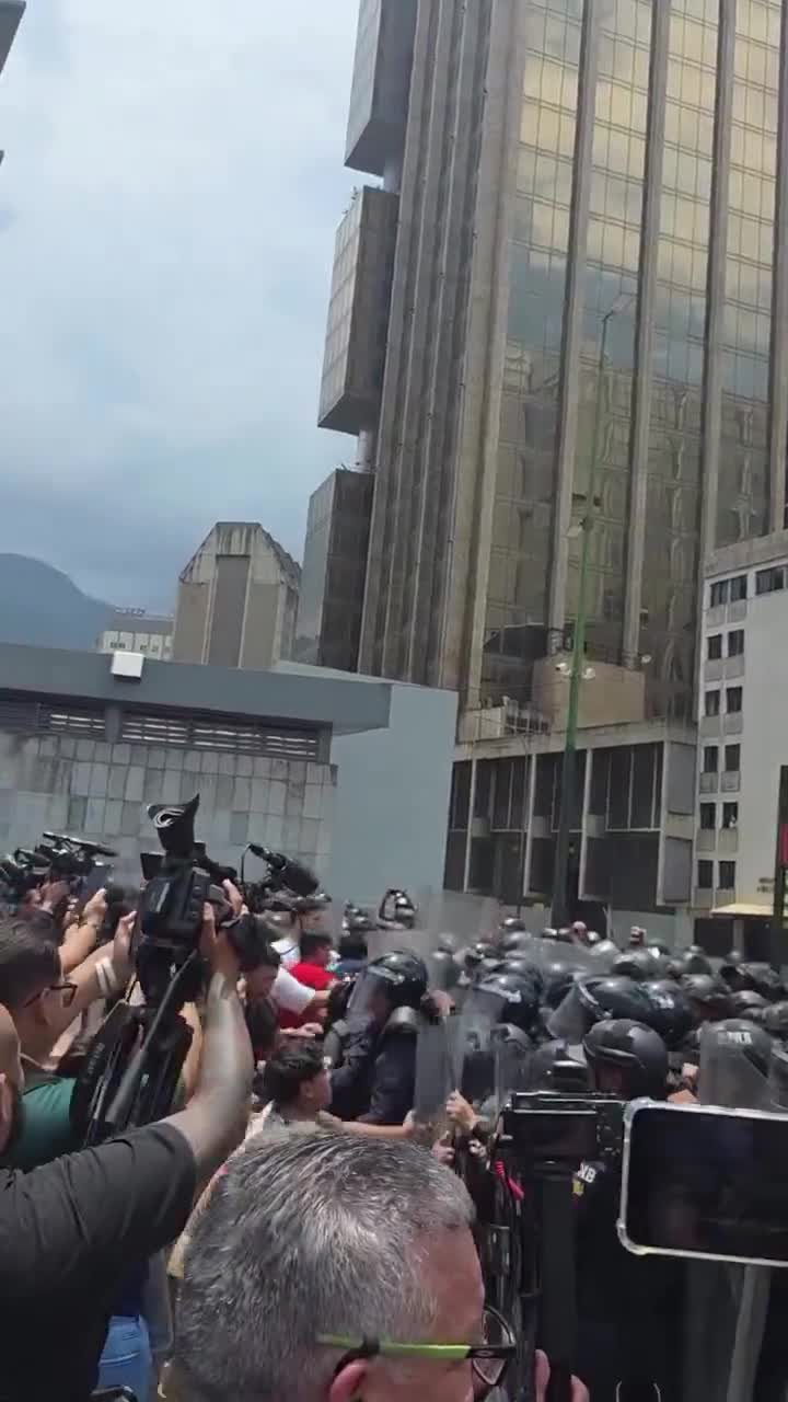 Venezuela : scuffles have broken out between students and police as the regime is trying to prevent a protest march honoring Carmen Teresa Navas