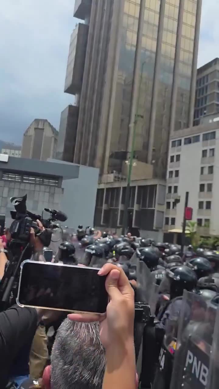 Venezuela : scuffles have broken out between students and police as the regime is trying to prevent a protest march honoring Carmen Teresa Navas