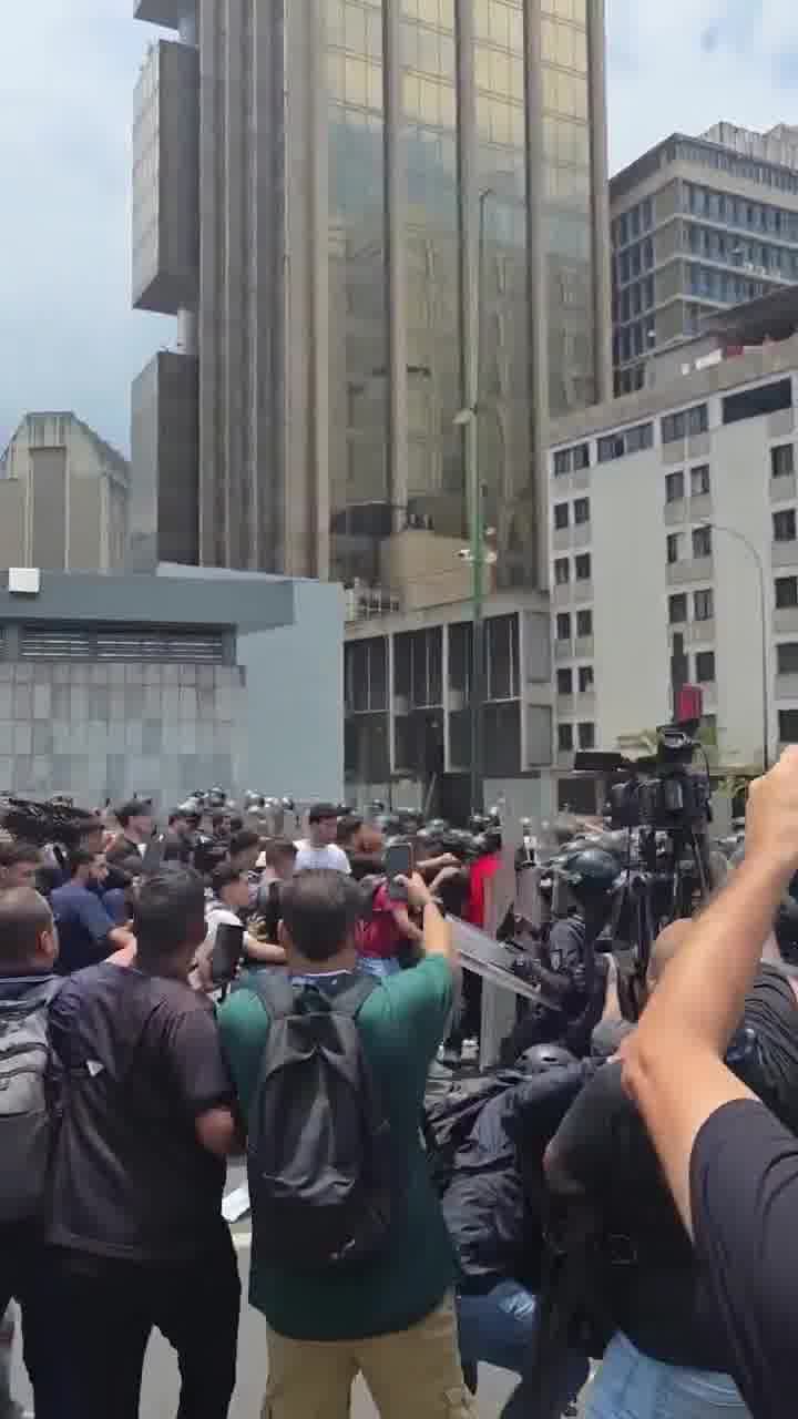 Venezuela : scuffles have broken out between students and police as the regime is trying to prevent a protest march honoring Carmen Teresa Navas