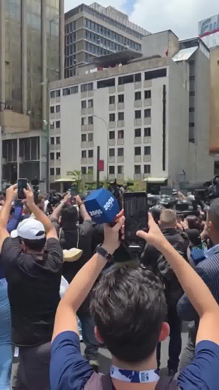 Venezuela : scuffles have broken out between students and police as the regime is trying to prevent a protest march honoring Carmen Teresa Navas