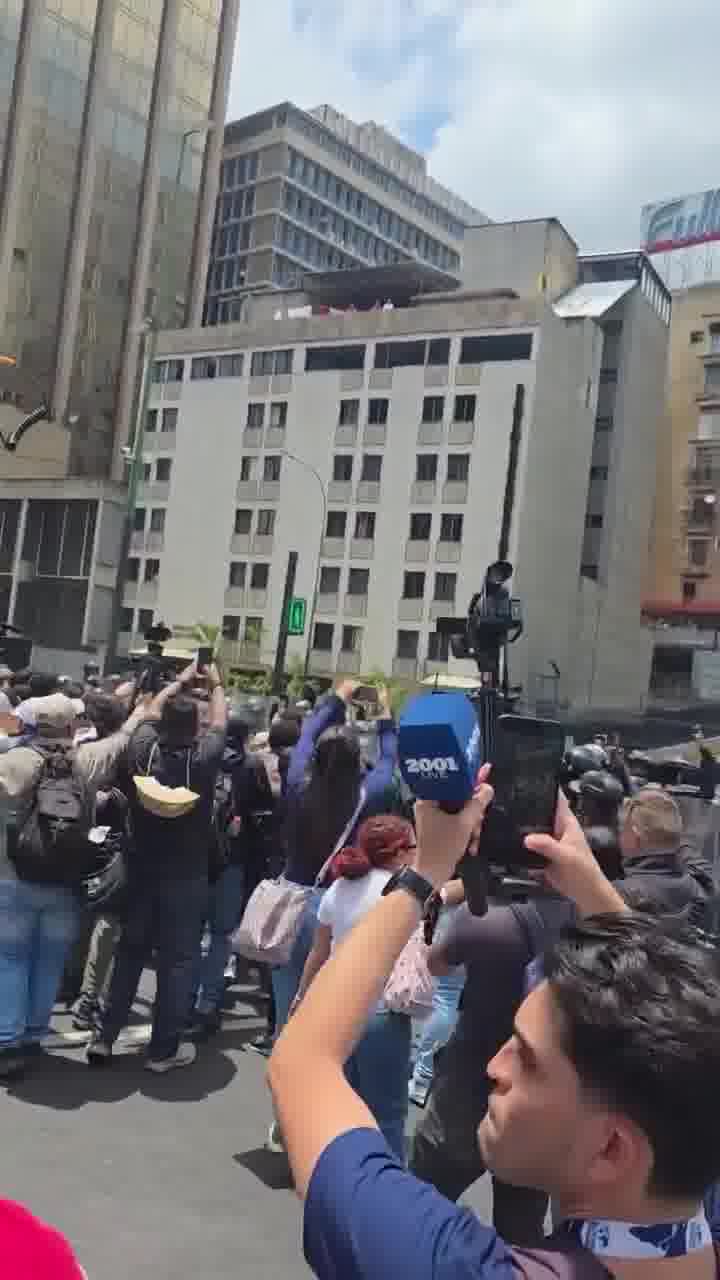 Venezuela : scuffles have broken out between students and police as the regime is trying to prevent a protest march honoring Carmen Teresa Navas
