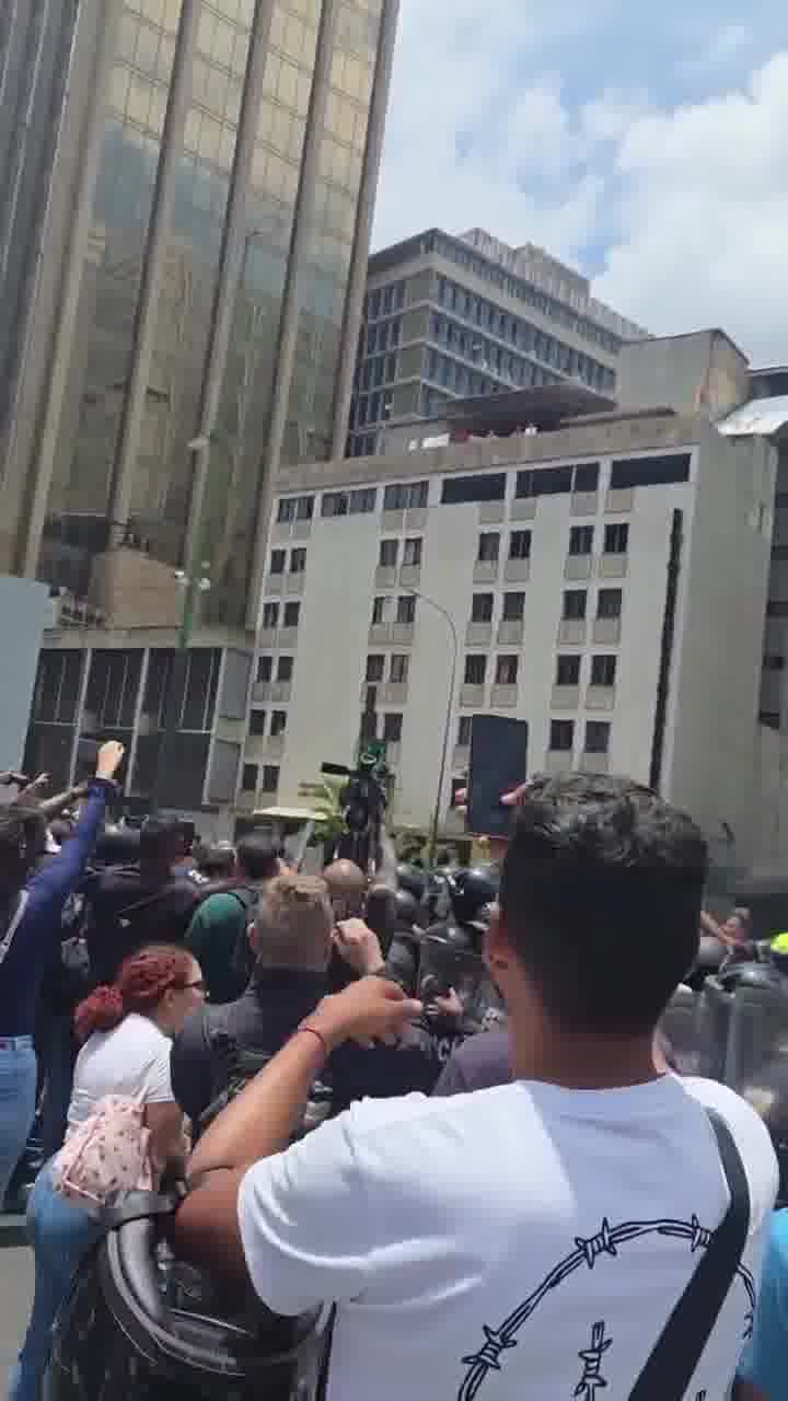 Venezuela : scuffles have broken out between students and police as the regime is trying to prevent a protest march honoring Carmen Teresa Navas