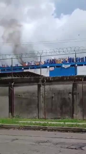 Venezuelan inmates climbed onto a prison roof in Barinas to protest shootings and abuse by guards, setting mattresses on fire and demanding the prison director’s removal