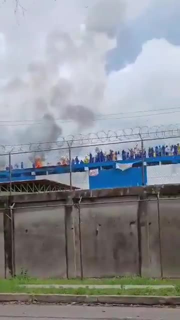 Venezuelan inmates climbed onto a prison roof in Barinas to protest shootings and abuse by guards, setting mattresses on fire and demanding the prison director’s removal