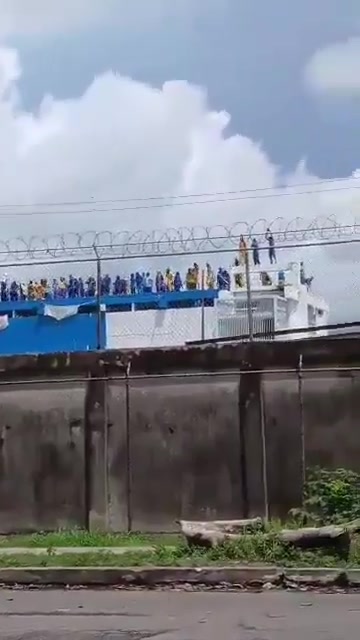 Venezuelan inmates climbed onto a prison roof in Barinas to protest shootings and abuse by guards, setting mattresses on fire and demanding the prison director’s removal