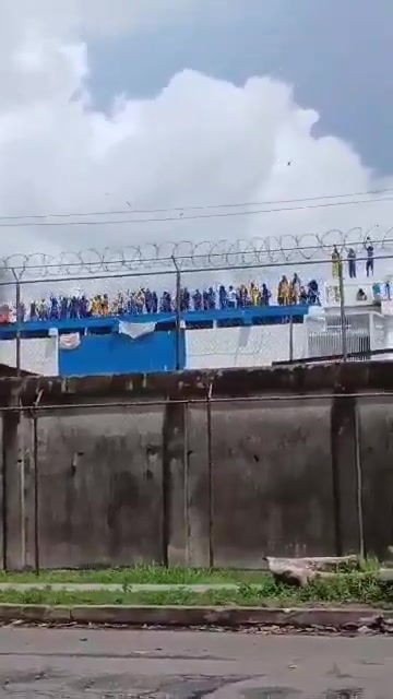 Venezuelan inmates climbed onto a prison roof in Barinas to protest shootings and abuse by guards, setting mattresses on fire and demanding the prison director’s removal