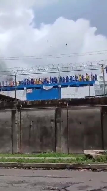 Venezuelan inmates climbed onto a prison roof in Barinas to protest shootings and abuse by guards, setting mattresses on fire and demanding the prison director’s removal