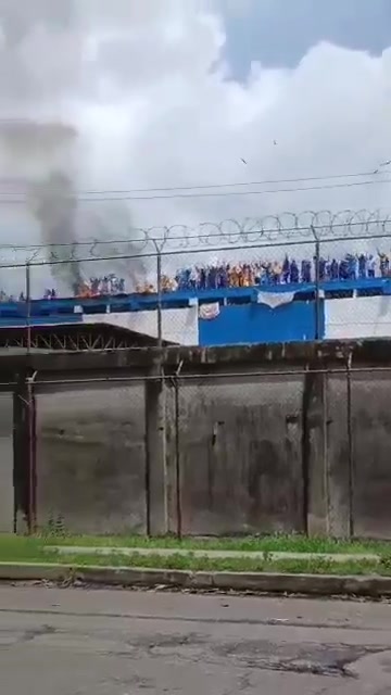 Venezuelan inmates climbed onto a prison roof in Barinas to protest shootings and abuse by guards, setting mattresses on fire and demanding the prison director’s removal