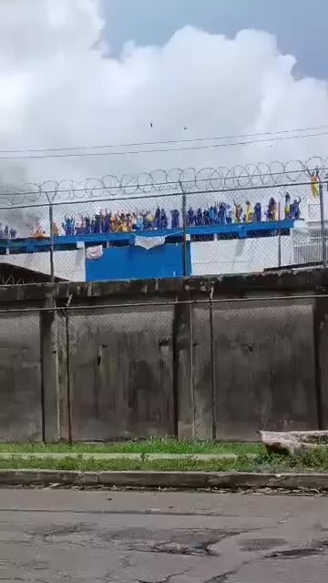 Venezuelan inmates climbed onto a prison roof in Barinas to protest shootings and abuse by guards, setting mattresses on fire and demanding the prison director’s removal