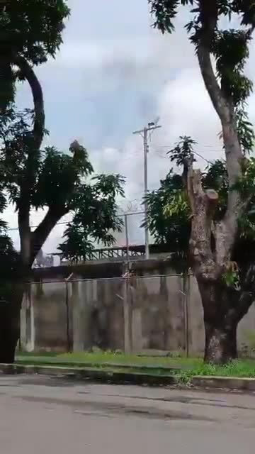 Venezuelan inmates climbed onto a prison roof in Barinas to protest shootings and abuse by guards, setting mattresses on fire and demanding the prison director’s removal