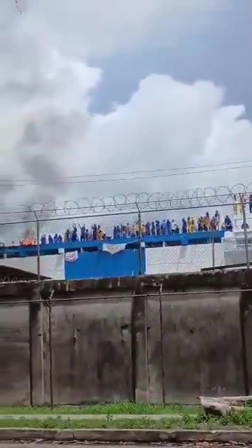 Venezuelan inmates climbed onto a prison roof in Barinas to protest shootings and abuse by guards, setting mattresses on fire and demanding the prison director’s removal