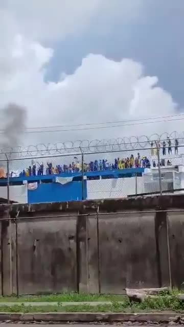 Venezuelan inmates climbed onto a prison roof in Barinas to protest shootings and abuse by guards, setting mattresses on fire and demanding the prison director’s removal
