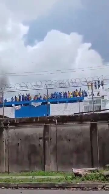 Venezuelan inmates climbed onto a prison roof in Barinas to protest shootings and abuse by guards, setting mattresses on fire and demanding the prison director’s removal