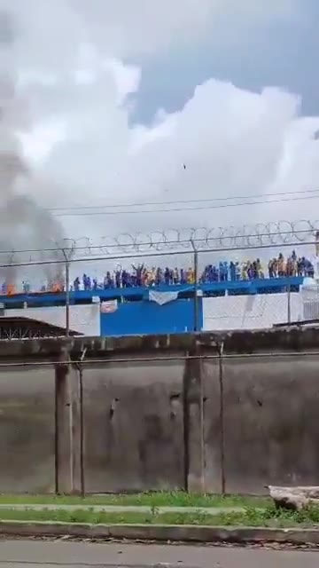 Venezuelan inmates climbed onto a prison roof in Barinas to protest shootings and abuse by guards, setting mattresses on fire and demanding the prison director’s removal