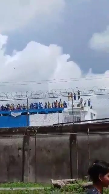 Venezuelan inmates climbed onto a prison roof in Barinas to protest shootings and abuse by guards, setting mattresses on fire and demanding the prison director’s removal