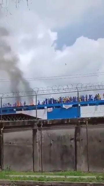 Venezuelan inmates climbed onto a prison roof in Barinas to protest shootings and abuse by guards, setting mattresses on fire and demanding the prison director’s removal