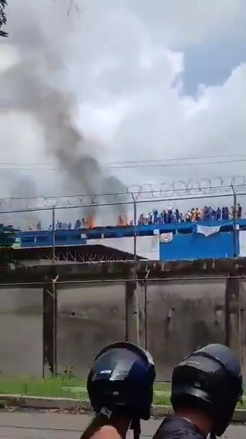 Venezuelan inmates climbed onto a prison roof in Barinas to protest shootings and abuse by guards, setting mattresses on fire and demanding the prison director’s removal