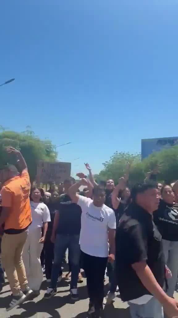 Students from the University of Zulia are protesting on Circunvalación 2 near the Humanities overpass to demand the release of all political prisoners.