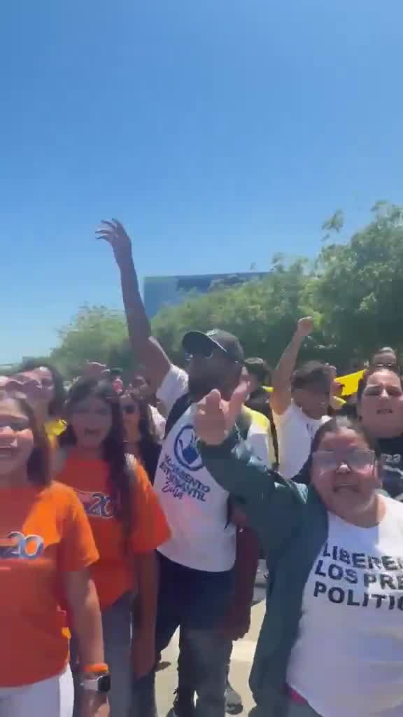 Students from the University of Zulia are protesting on Circunvalación 2 near the Humanities overpass to demand the release of all political prisoners.