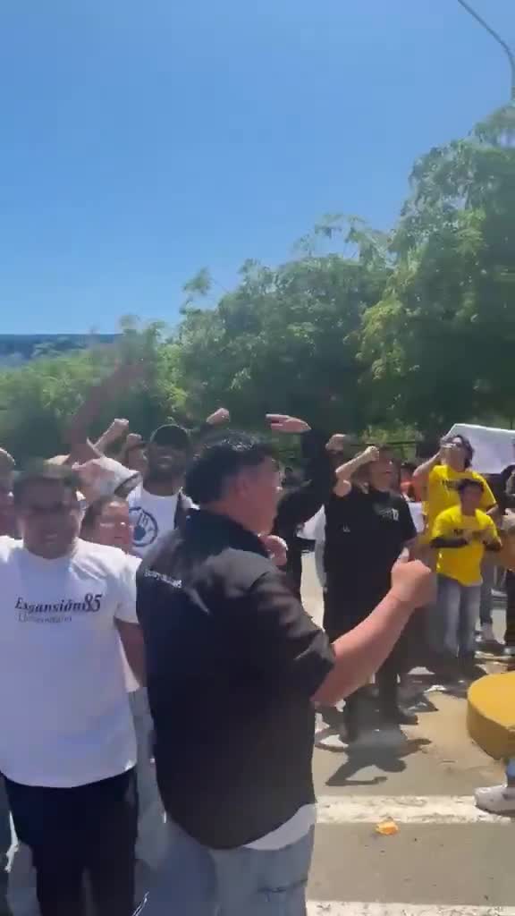 Students from the University of Zulia are protesting on Circunvalación 2 near the Humanities overpass to demand the release of all political prisoners.