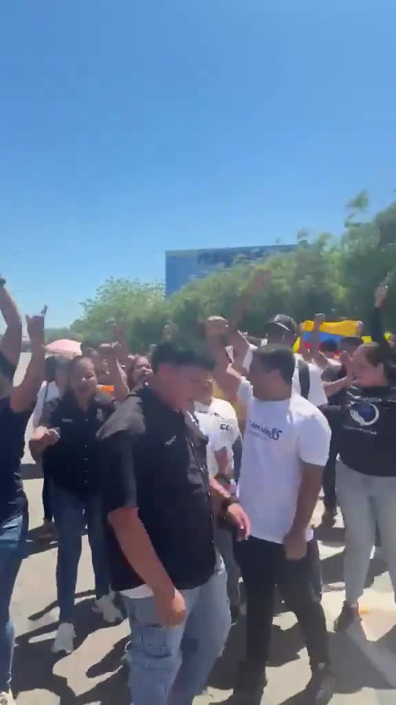 Students from the University of Zulia are protesting on Circunvalación 2 near the Humanities overpass to demand the release of all political prisoners.