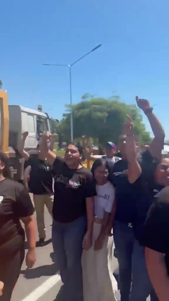 Students from the University of Zulia are protesting on Circunvalación 2 near the Humanities overpass to demand the release of all political prisoners.
