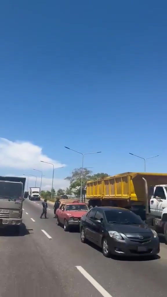 Students from the University of Zulia are protesting on Circunvalación 2 near the Humanities overpass to demand the release of all political prisoners.