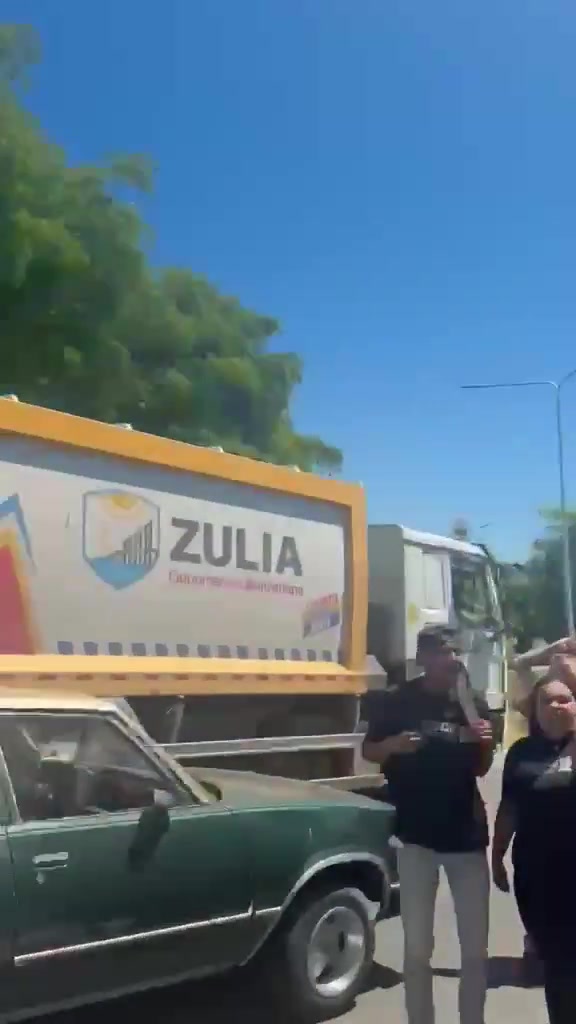 Students from the University of Zulia are protesting on Circunvalación 2 near the Humanities overpass to demand the release of all political prisoners.