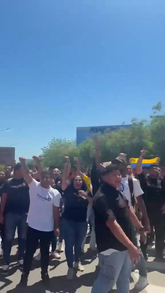 Students from the University of Zulia are protesting on Circunvalación 2 near the Humanities overpass to demand the release of all political prisoners.