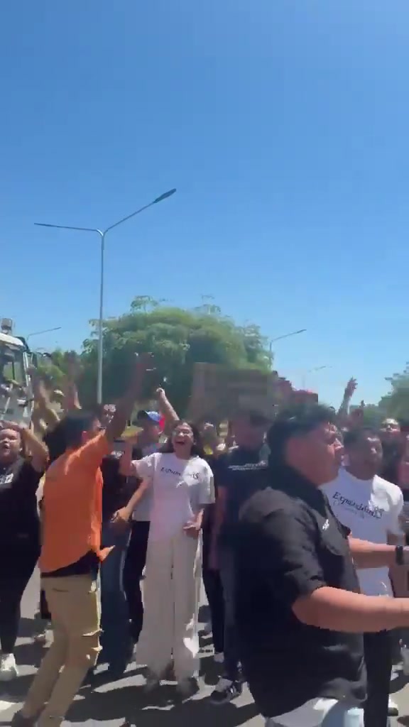 Students from the University of Zulia are protesting on Circunvalación 2 near the Humanities overpass to demand the release of all political prisoners.