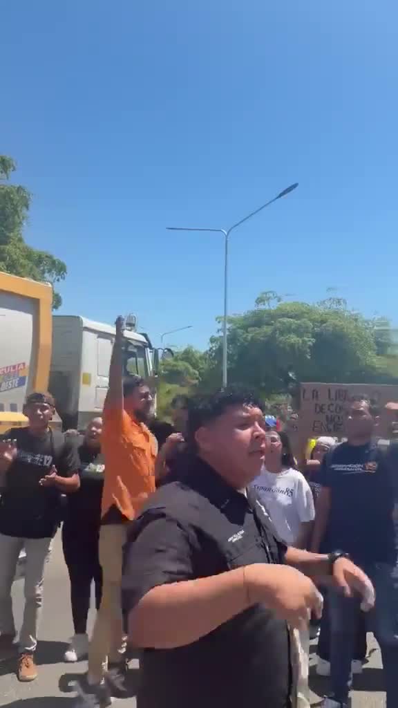 Students from the University of Zulia are protesting on Circunvalación 2 near the Humanities overpass to demand the release of all political prisoners.